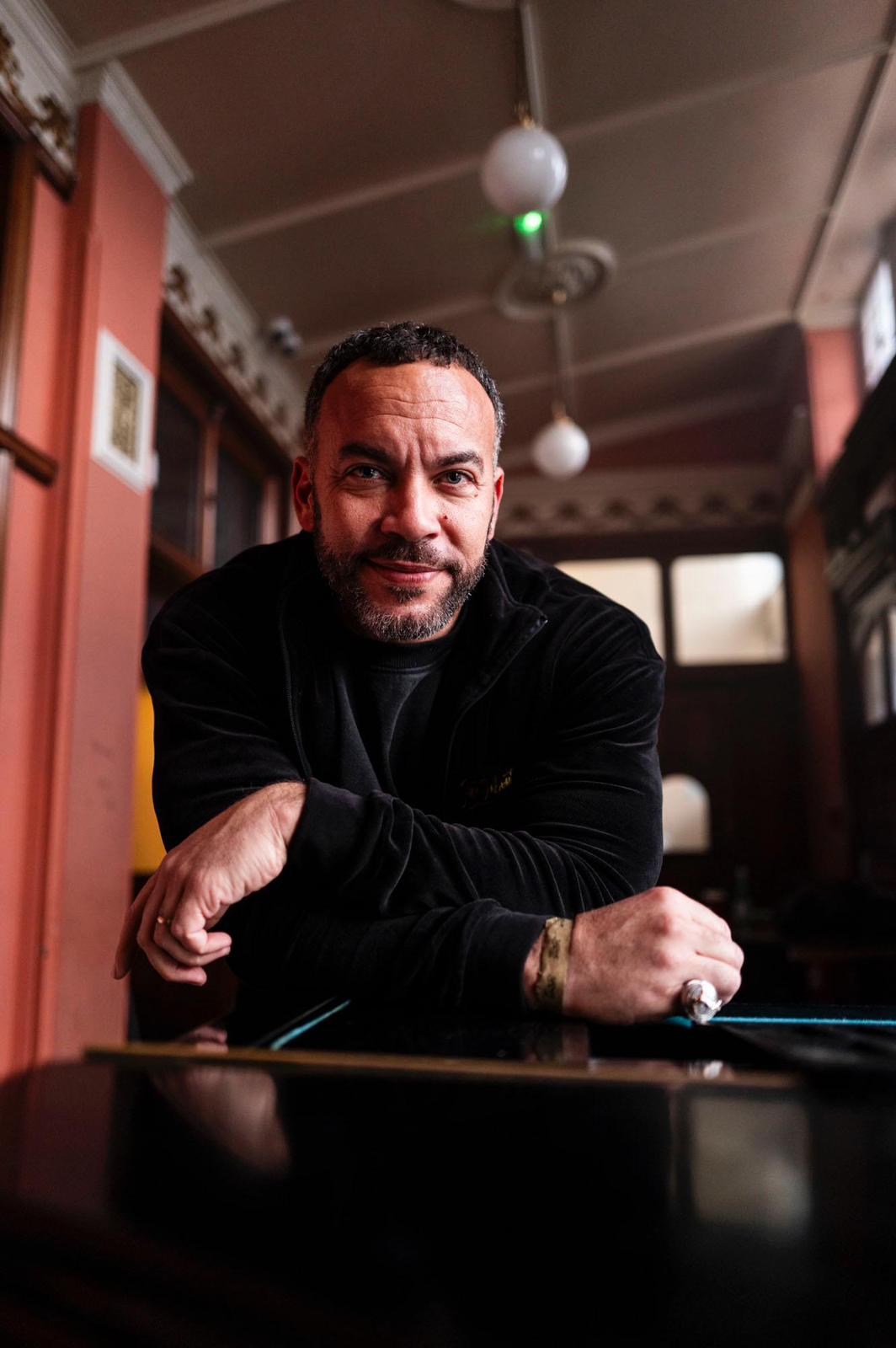 Bruce Ykanji dans un café parisien